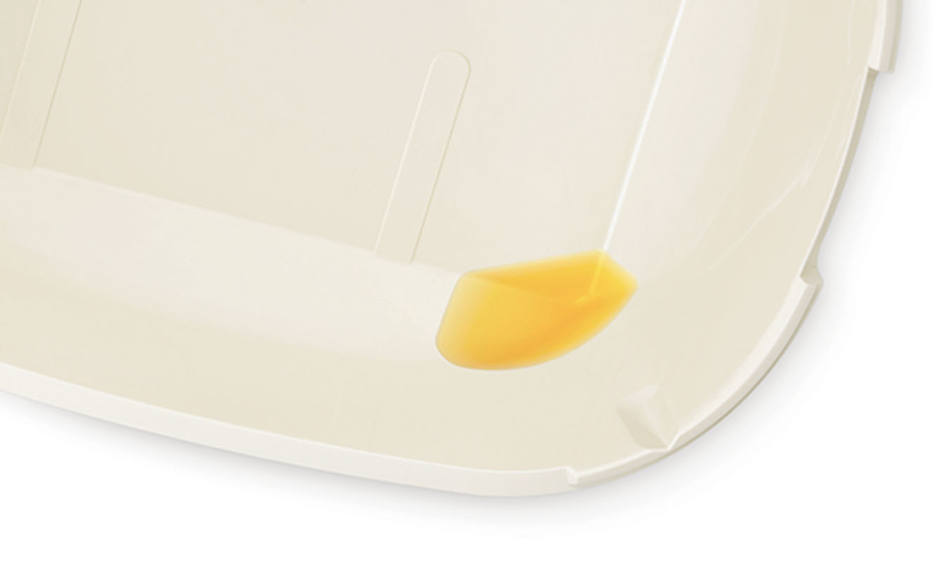 シートを敷かずに使用し、トレーにオシッコを溜めた様子