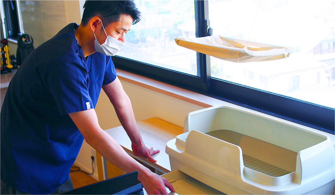 山本先生が「のびのびリラックス（トイレ）」をチェックしている様子