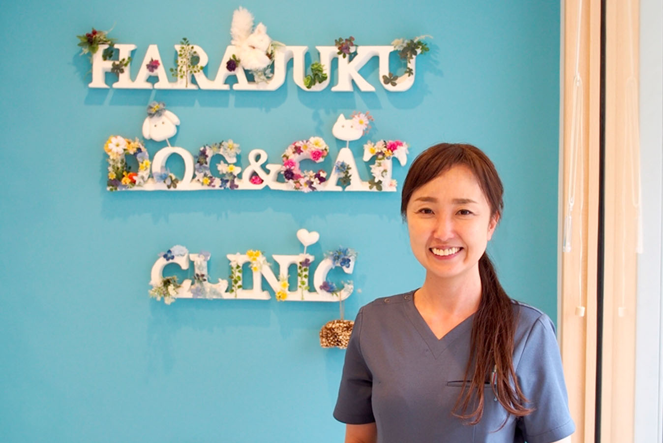 クリニック内で撮影した本間先生の写真