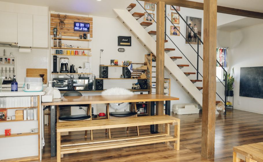 写真：DIYでつくった家具が並ぶリビング