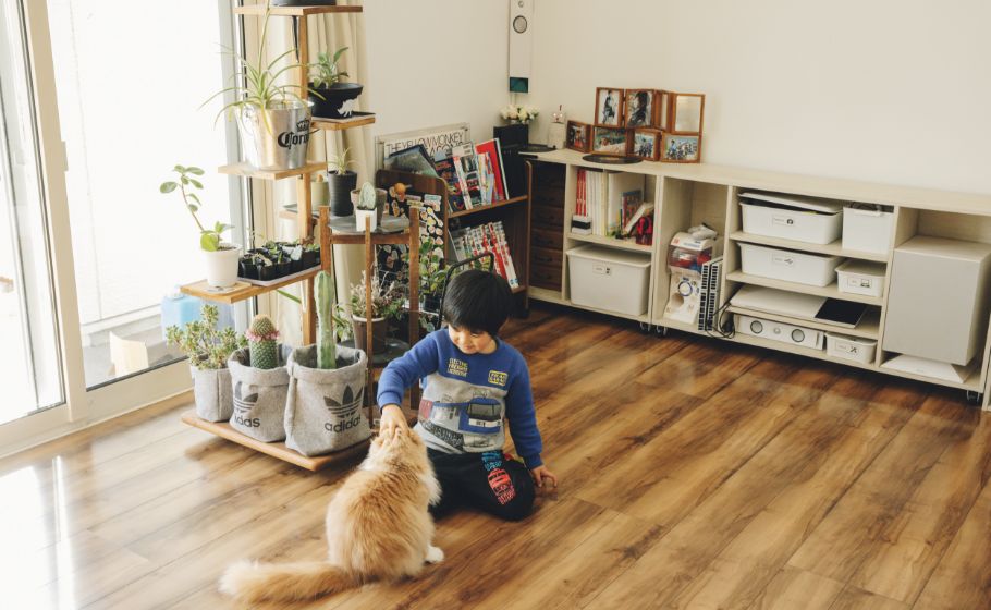 写真：子どもともこちゃんが遊んでいる様子
