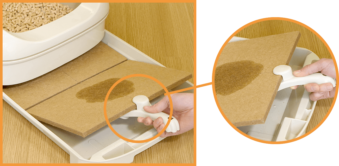 使用済みマットを専用スコップで取り出す様子