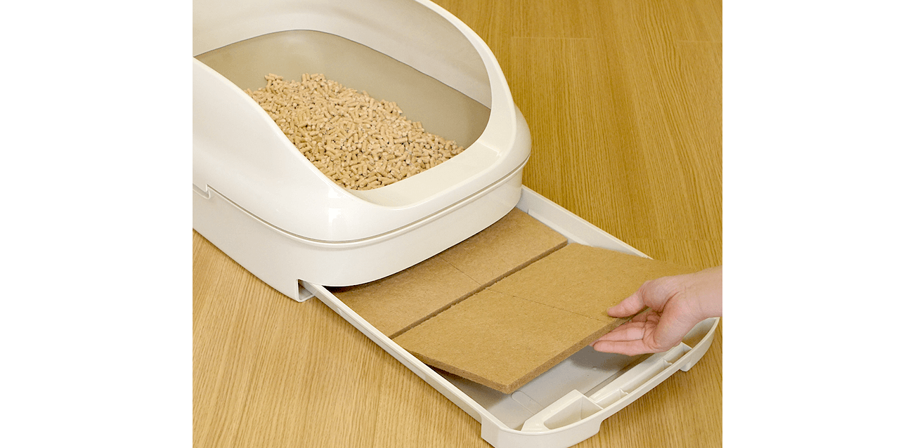 トレーにマットを敷く様子